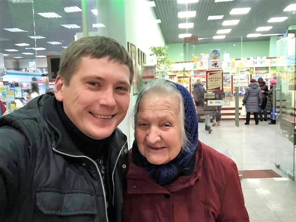 Украинцы поддерживают флешмоб «Заплати за бабушку» - рис. 1