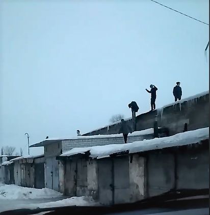 Опасное развлечение днепровских школьников: после занятий дети прыгают по крышам - рис. 1