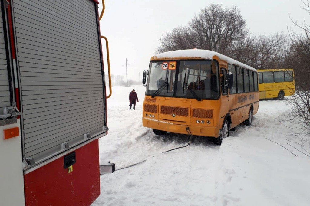 Спасатели вытащили автобус с 20 учениками из снежного плена - рис. 2