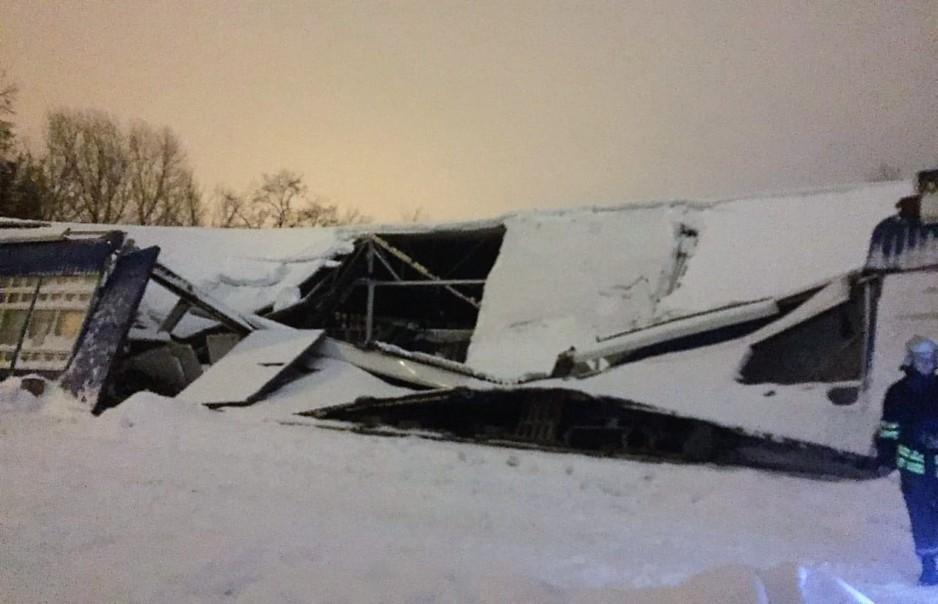 В Каменском обрушилась крыша складского помещения - рис. 2