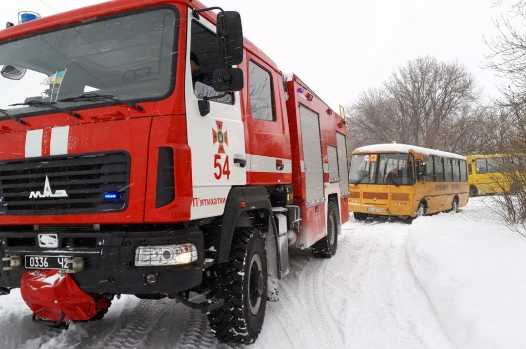 Спасатели вытащили автобус с 20 учениками из снежного плена - рис. 1