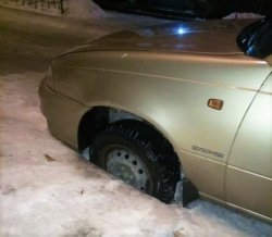 Ловушка на Тополе: автомобиль застрял в ливневке покрытой снегом - рис. 14