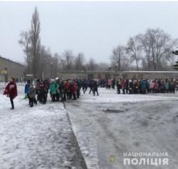 В Кривом Роге сообщили о минировании 6 школ: детей и персонал эвакуировали - рис. 19