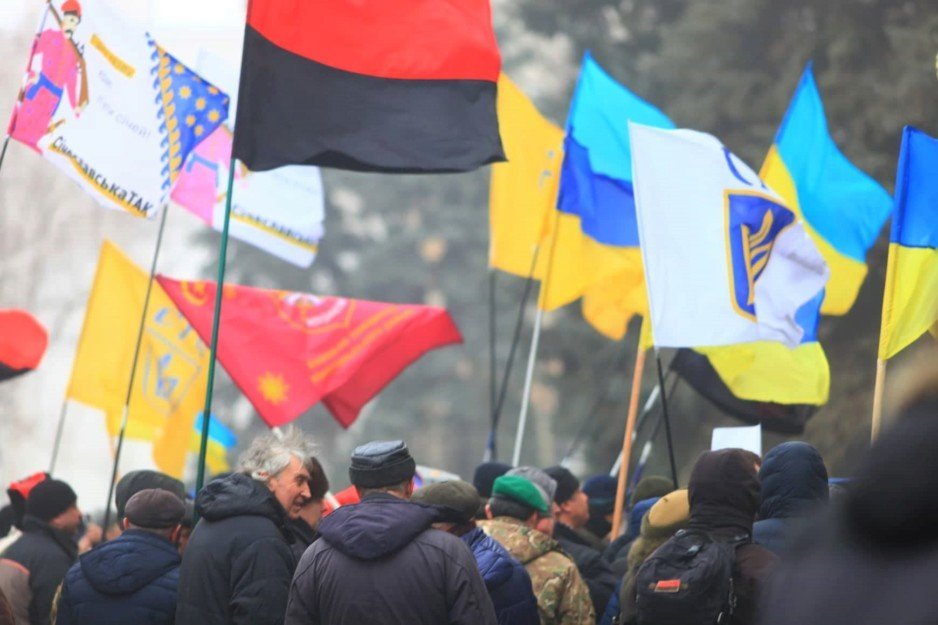 В Днепре проходит митинг в поддержку переименования Днепропетровской области - рис. 3