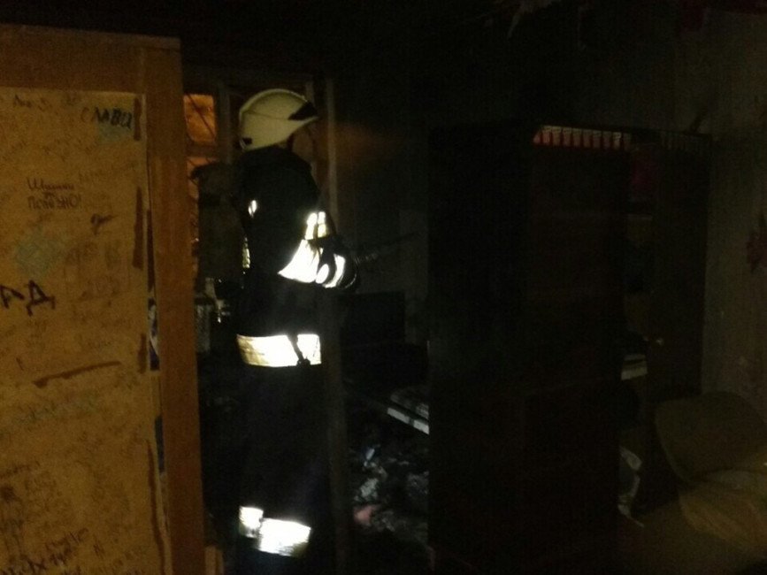 Во время пожара в общежитии Днепра пострадала 17-летняя девушка - рис. 1