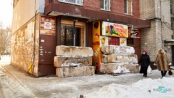 На жилмассиве Красный Камень в Днепре замуровали бетонными блоками пивной бар - рис. 18