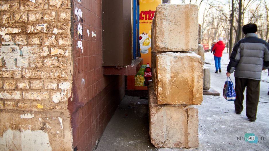 На жилмассиве Красный Камень в Днепре замуровали бетонными блоками пивной бар - рис. 3