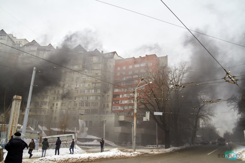 В Днепре спасатели ликвидируют возгорание в здании на бульваре Кучеревского (фоторепортаж) - рис. 1