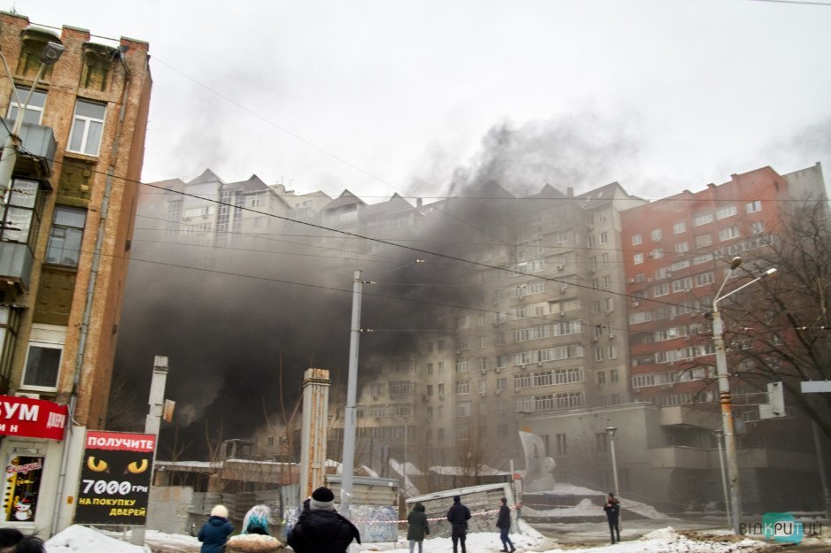 В Днепре спасатели ликвидируют возгорание в здании на бульваре Кучеревского (фоторепортаж) - рис. 2