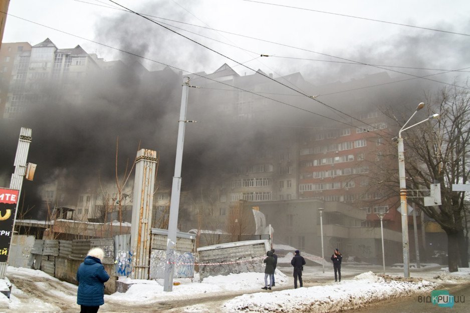 В Днепре спасатели ликвидируют возгорание в здании на бульваре Кучеревского (фоторепортаж) - рис. 3
