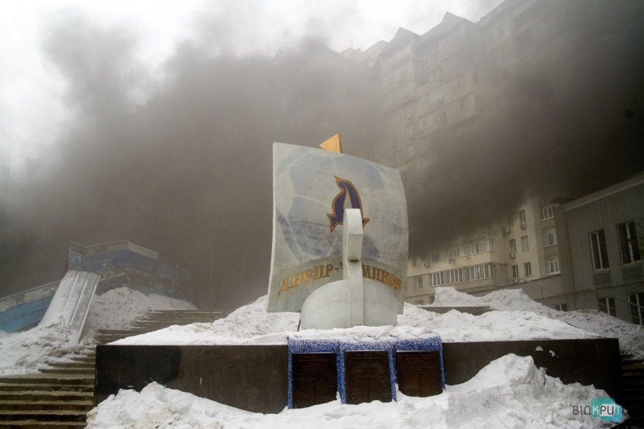 В Днепре спасатели ликвидируют возгорание в здании на бульваре Кучеревского (фоторепортаж) - рис. 4