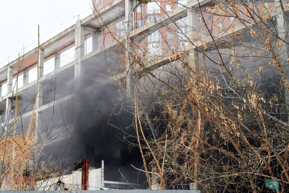 В Днепре спасатели ликвидируют возгорание в здании на бульваре Кучеревского (фоторепортаж) - рис. 5