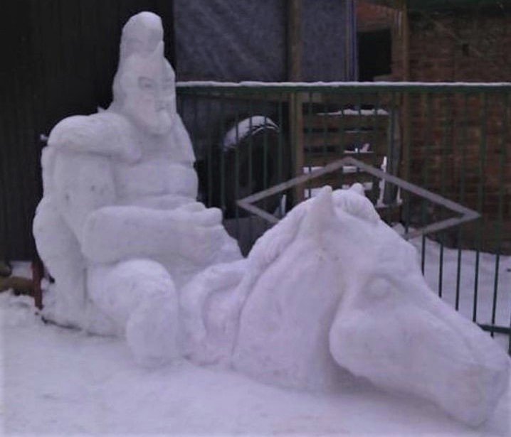В Днепре появились оригинальные снежные скульптуры - рис. 2