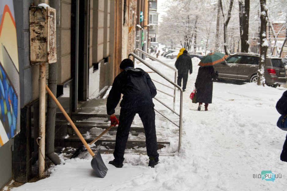 Днепр после снегопада: как горожане добирались на работу - рис. 8