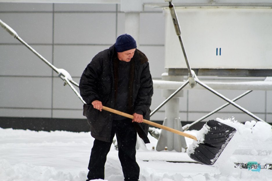 Днепр после снегопада: как горожане добирались на работу - рис. 7