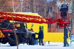 Новый год окончен: на улицах Днепра демонтируют праздничные конструкции - рис. 2