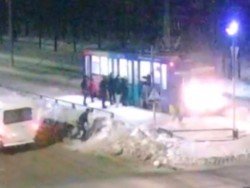 На остановке в Каменском во время драки разбили стекло трамвая - рис. 16