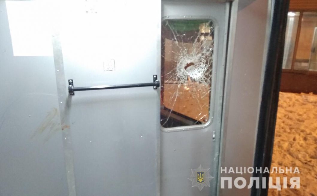 Полицейские арестовали хулигана, который побил окна в трамвае и избил водителя - рис. 2