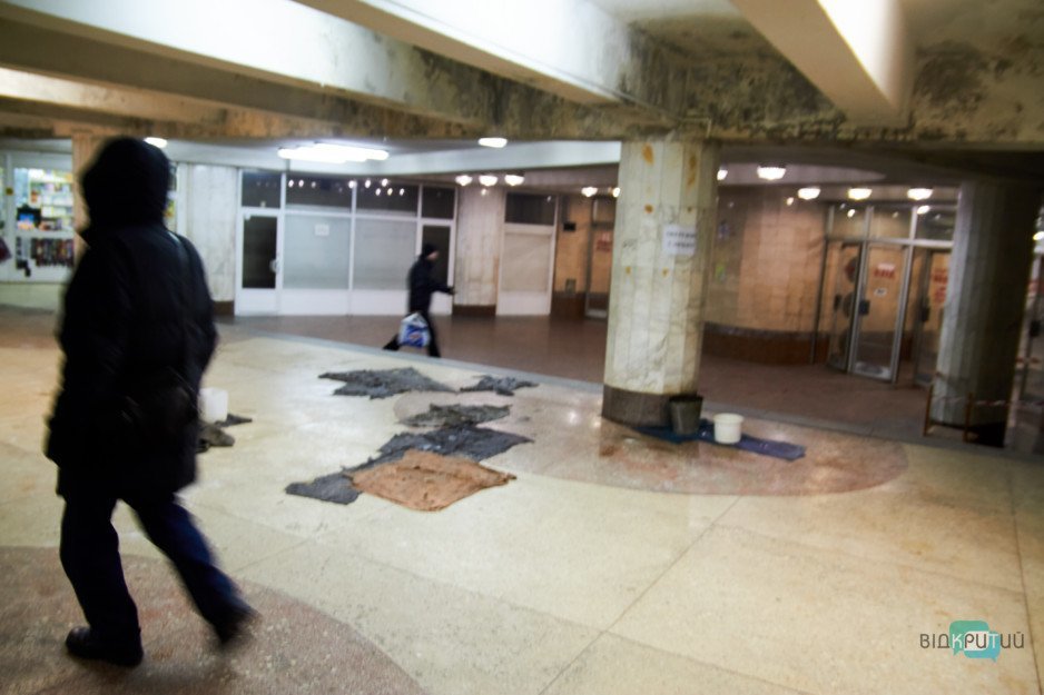 В Днепре станцию метро Вокзальная заливает водой - рис. 2