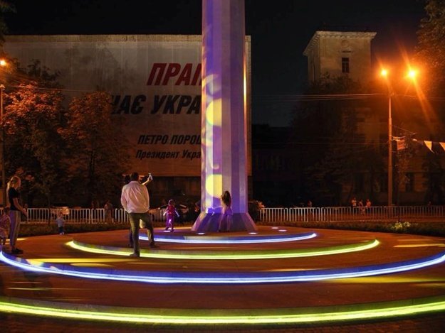 В Днепре возле монументального флага Украины пропала подсветка - рис. 8