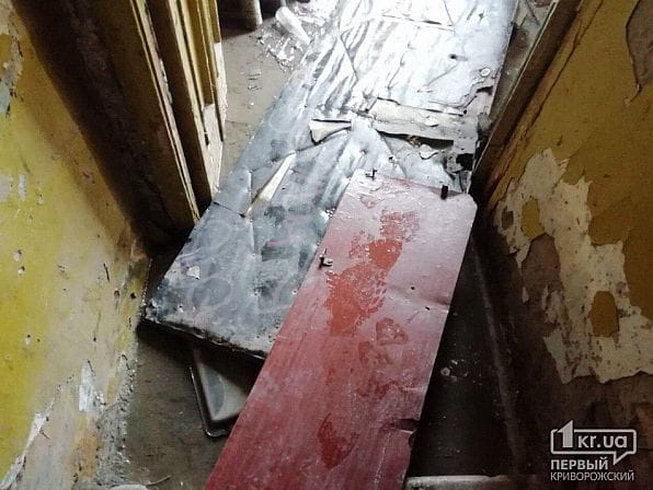 В Кривом Роге жители создали мост, чтобы обойти фекалии - рис. 3