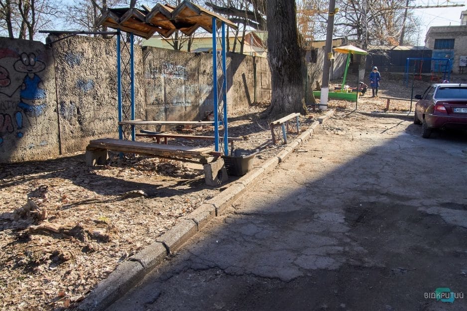 В Днепре старые телевизоры приспособили под мусорки - рис. 2
