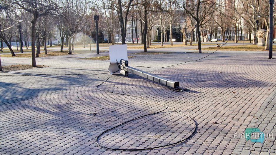 В сквере Героев АТО в Днепре лежит сбитый столб с оголенными проводами - рис. 1