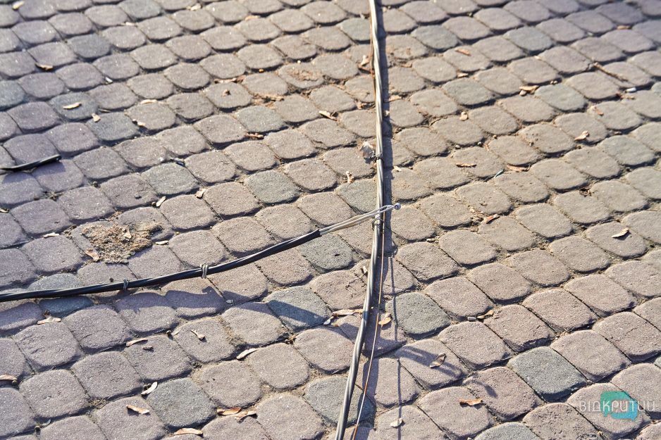 В сквере Героев АТО в Днепре лежит сбитый столб с оголенными проводами - рис. 3
