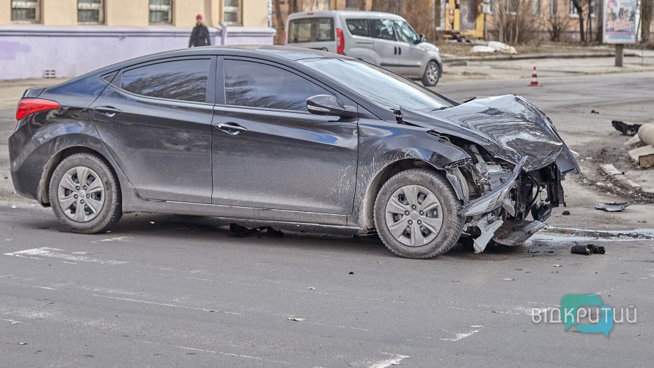 ДТП в центре Днепра: водитель Hyundai протаранила Chevrolet - рис. 1
