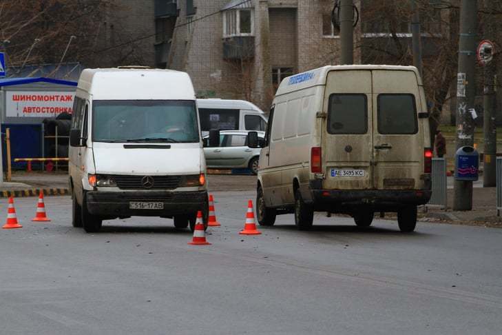 В Днепре на пешеходном переходе маршрутка сбила пожилую женщину - рис. 13