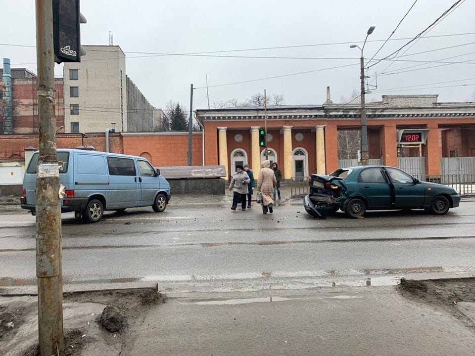 В Днепре возле ЮМЗ столкнулись две легковушки - рис. 14