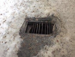 Безопасность на «высшем» уровне: в Днепре во дворах открытые ливневки - рис. 3