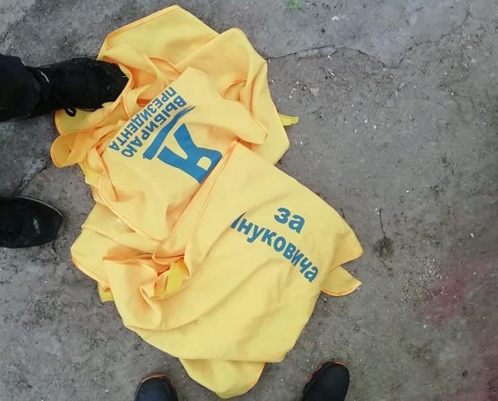 В Днепре на уроке физкультуры раздавали накидки «За Януковича!», - организация С 14 - рис. 16