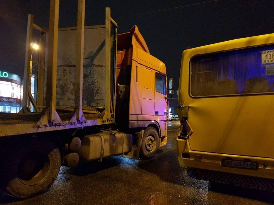 В Днепре грузовик врезался в маршрутку - рис. 1