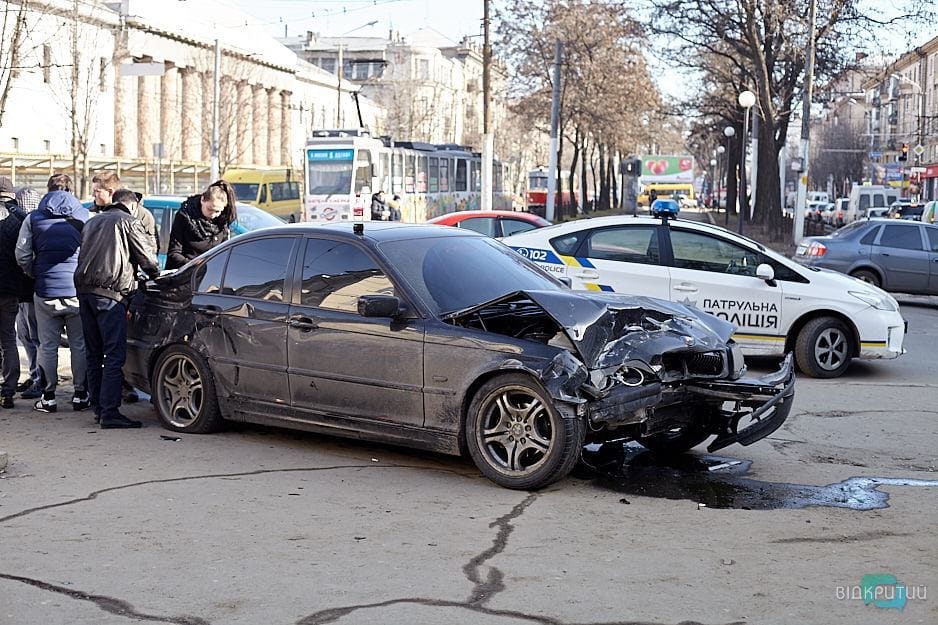 ДТП в Днепре возле вокзала: движение первого трамвая парализовано ДТП в Днепре возле вокзала: движение первого трамвая парализовано