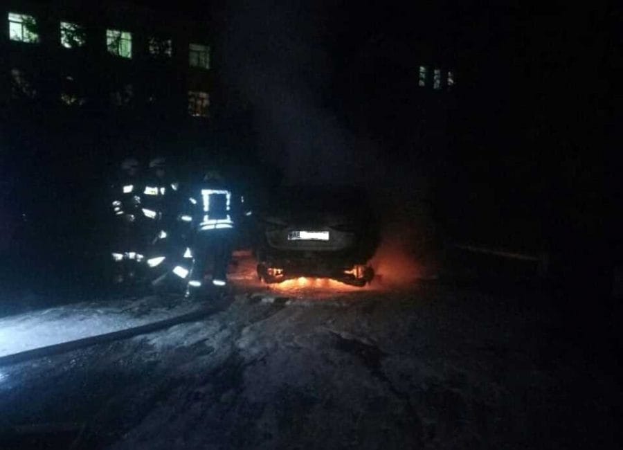 В Днепре на автостоянке дотла сгорел автомобиль - рис. 1