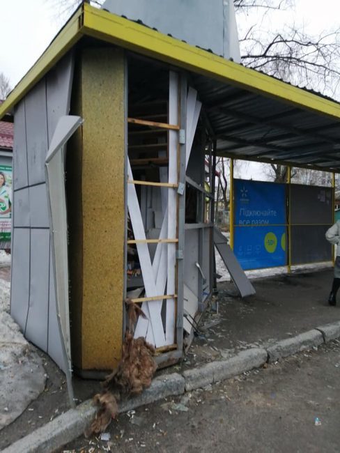 В Днепре на 12 квартале разломали конструкцию остановки - рис. 1