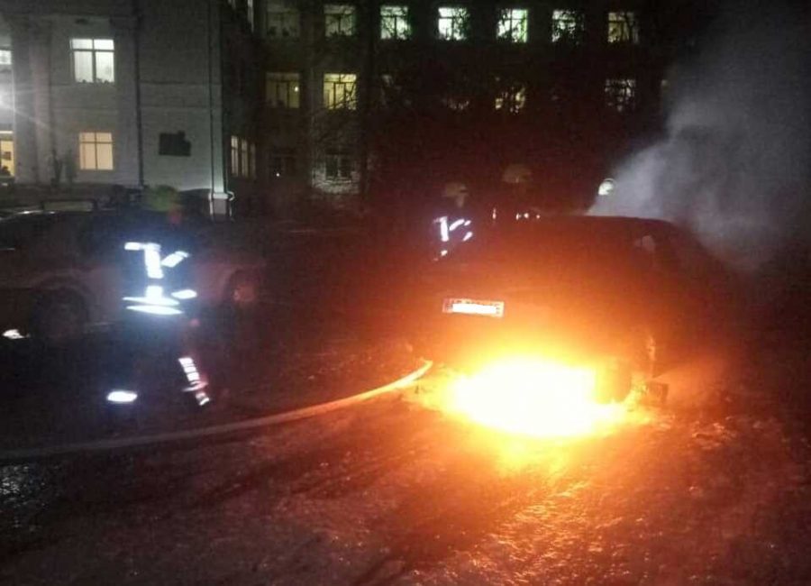 В Днепре на автостоянке дотла сгорел автомобиль - рис. 11