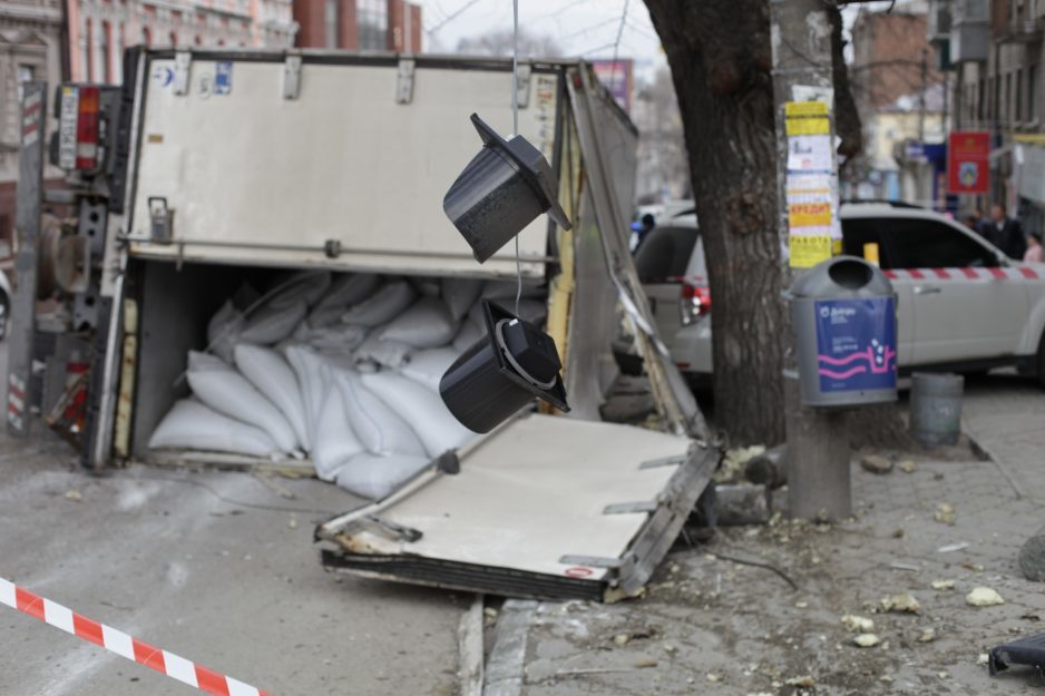 В центре Днепра перевернулась фура и врезалась в припаркованные машины - рис. 2