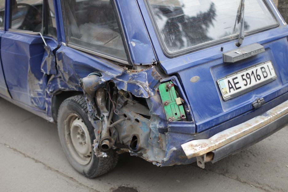В центре Днепра перевернулась фура и врезалась в припаркованные машины - рис. 13
