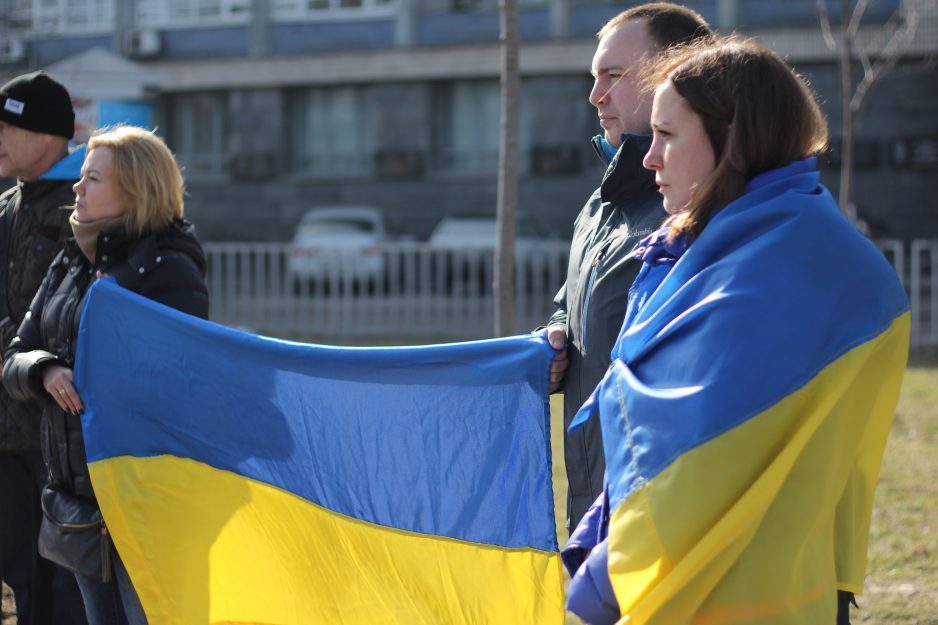 В Днепре возле флагштока прошла акция в поддержку военнопленных украинских моряков - рис. 3
