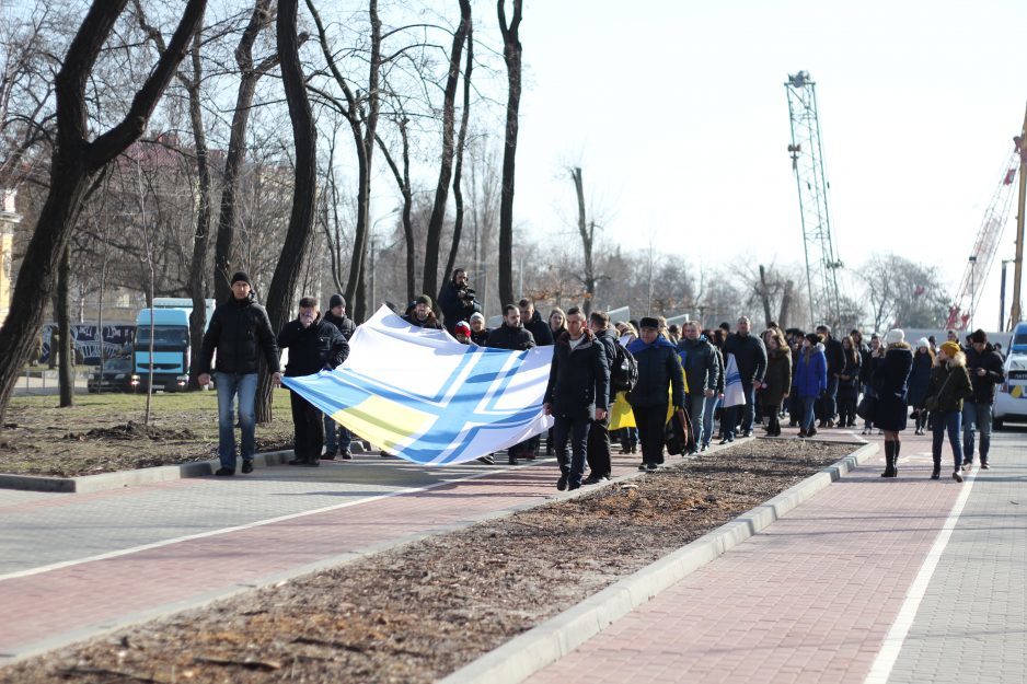 В Днепре возле флагштока прошла акция в поддержку военнопленных украинских моряков - рис. 7