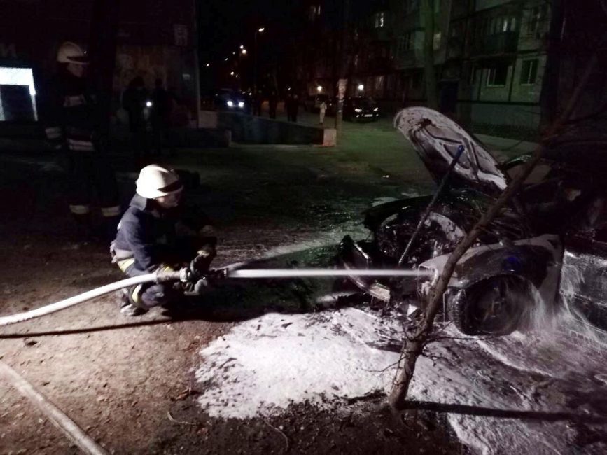 В центре Днепра сгорел автомобиль - рис. 19