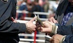 Заместителя начальника колонии поймали на горячем - рис. 8