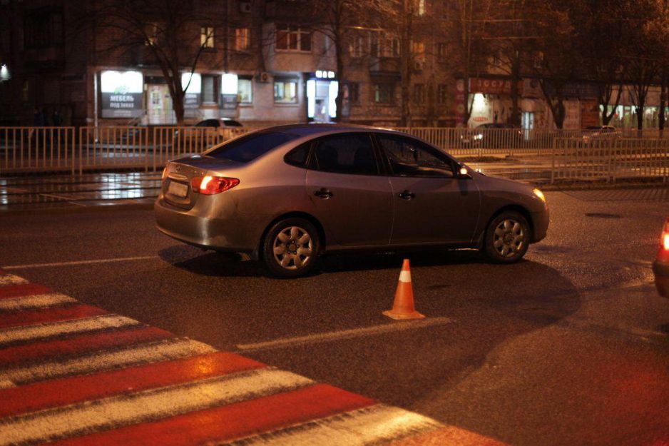 В Днепре на Рабочей на пешеходном переходе автомобиль Hyundai сбил девушку - рис. 1