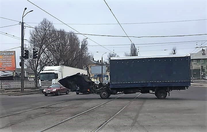 В Днепре у грузовика на ходу отвалилась кабина - рис. 2