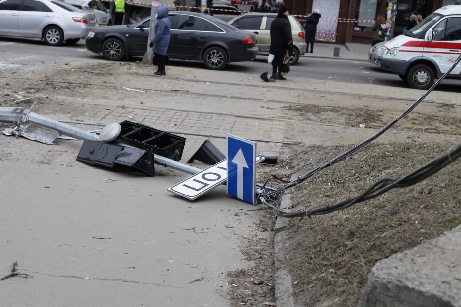 В центре Днепра перевернулась фура и врезалась в припаркованные машины - рис. 9