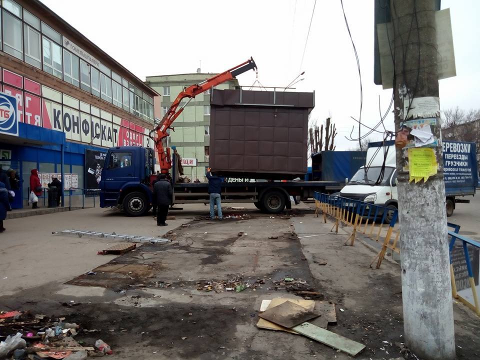 В Днепре возле ДК «Металлург» на месте снесенных МАФов установили сигаретный киоск - рис. 15