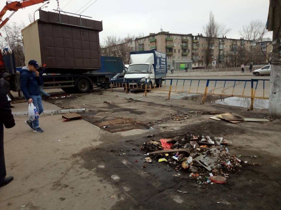 В Днепре возле ДК «Металлург» на месте снесенных МАФов установили сигаретный киоск - рис. 3