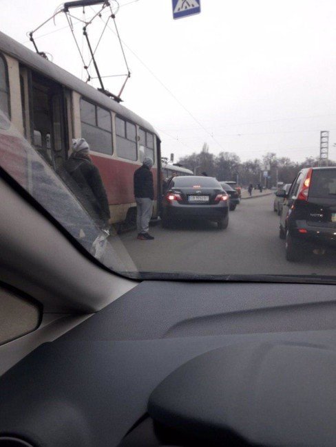 В Днепре автомобиль врезался в трамвай - рис. 1